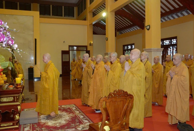 Đức Pháp chủ cùng chư vị giáo phẩm Hội đồng Chứng minh, Ban Trị sự TP.HCM niêm hương tưởng niệm Đại lão Hòa thượng Thích Thiện Hào