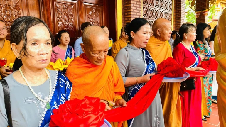 Chư tôn đức cắt băng khánh thành chùa Giác Hương