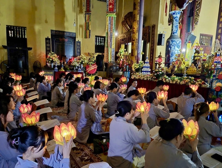 Câu lạc bộ Thanh thiếu niên Phật tử chùa Quán Sứ dâng hoa đăng