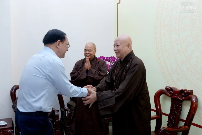 Giám đốc Sở Dân tộc và Tôn giáo TP.HCM tiếp Hòa thượng Thích Lệ Trang - Ảnh: Bảo Toàn/BGN