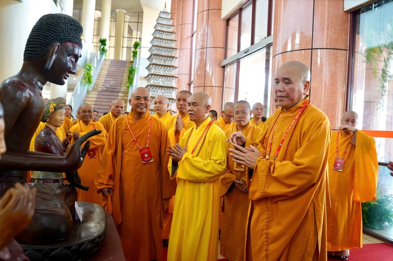 Chư tôn đức tại triển lãm Tranh ảnh và Di sản Phật giáo chào mừng Đại hội.