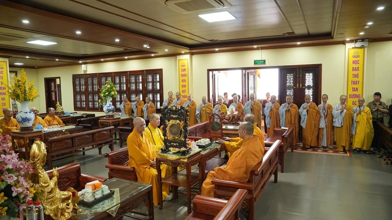 Chư Ni Phân ban Ni giới Trung ương khánh tuế chư Tăng tại trường hạ chùa Hải Nam
