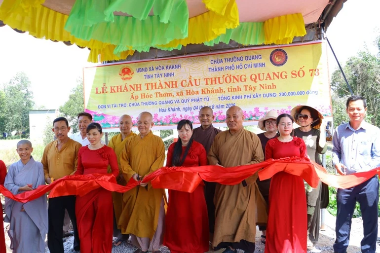 Cắt băng khánh thành cầu Thường Quang số 73 tại ấp Hóc Thơm