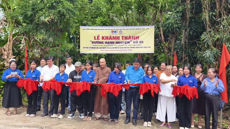 Cắt băng khánh thành tuyến đường "Hạnh Nguyện số 30" tại xã Phú Túc 