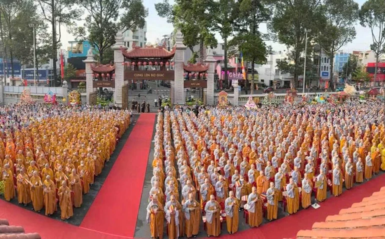Tăng Ni TP.HCM tham dự Đại lễ Kính mừng Phật đản tại Việt Nam Quốc Tự