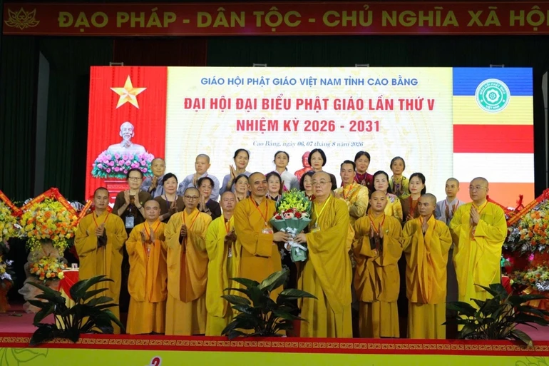 Trưởng lão Hòa thượng Thích Thanh Nhiễu tặng hoa chúc mừng tân Trưởng ban Trị sự tỉnh Cao Bằng