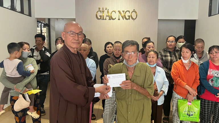 Hòa thượng Thích Tâm Viên trao hỗ trợ của bạn đọc đến bệnh nhân nghèo, tại tòa soạn Báo Giác Ngộ