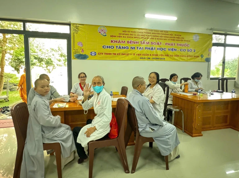 Y bác sĩ khám bệnh cho Ni sinh