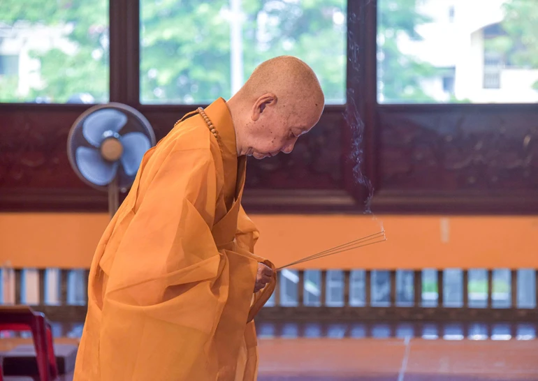 Đức Pháp chủ niêm hương Tam bảo tại chánh điện Việt Nam Quốc Tự