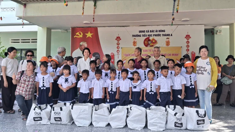 Đoàn trao quà cho học sinh Trường Tiểu học Phước Thành A