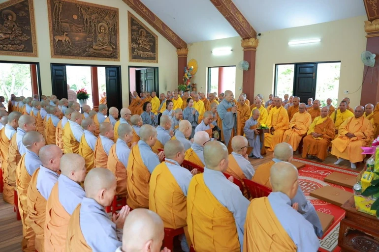Lễ dâng pháp y đến 500 hành giả tại tịnh viện Hương Nghiêm