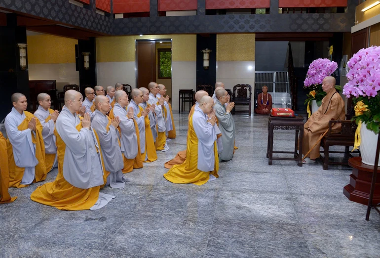 Chư Ni đảnh lễ Đức Pháp chủ GHPGVN tại chùa Huê Nghiêm