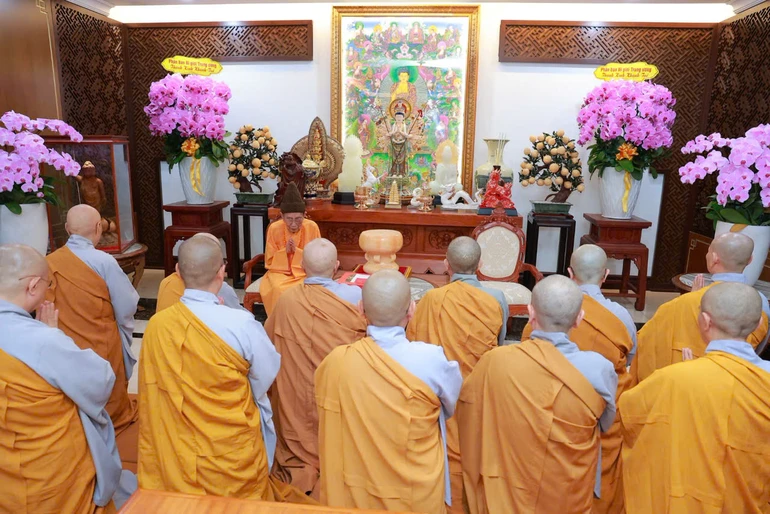 Chư Ni đảnh lễ Trưởng lão Hòa thượng Thích Đức Nghiệp, Phó Pháp chủ Hội đồng Chứng minh