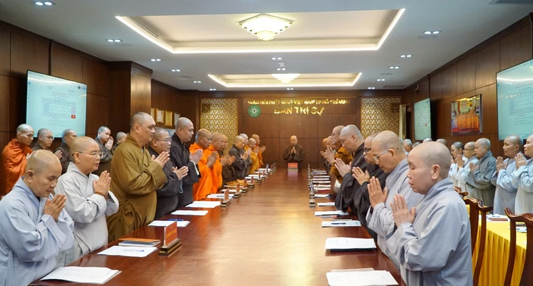 Ban Giám khảo và Ban Giám thị họp chuẩn bị kỳ thi tuyển Phật trường cho giới tử Đại giới đàn Thanh Kiểm - Ảnh: H.Diệu/BGN