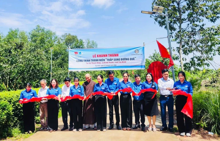 Cắt băng khánh thành công trình đường bê-tông "Thắp sáng đường quê" 