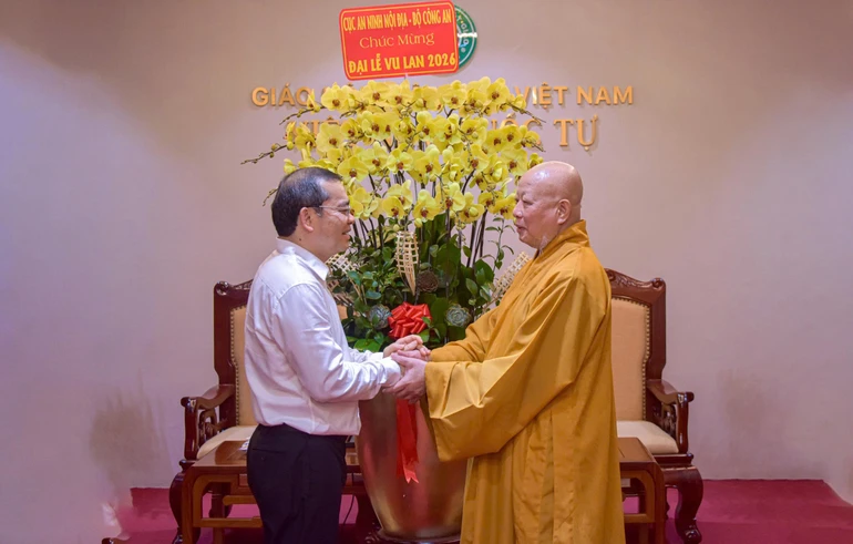 Thiếu tướng Lê Quang Đạo và Hòa thượng Thích Lệ Trang - Ảnh: Quảng Đạo/BGN