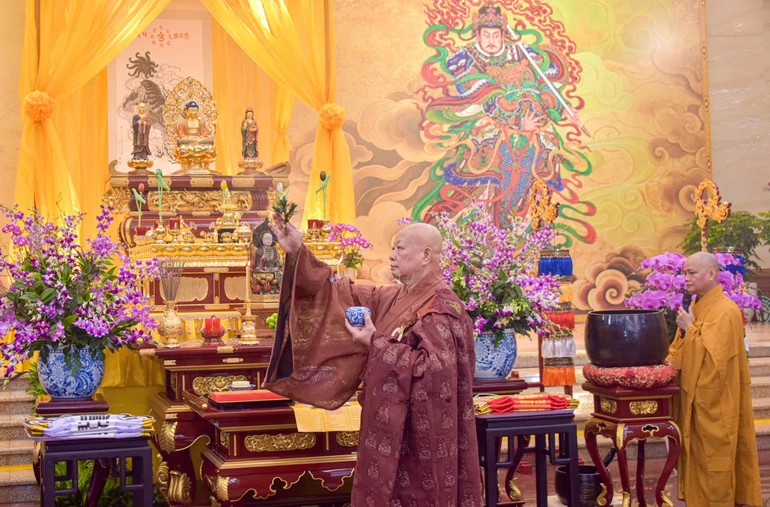 Hòa thượng Thích Lệ Trang cử cành dương sái tịnh đàn tràng - Ảnh: Quảng Đạo/BGN