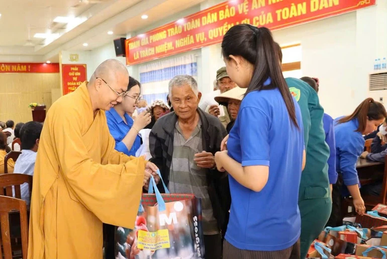 Chùa Tường Nguyên (TP.HCM) trao 400 phần quà đến bà con khó khăn
