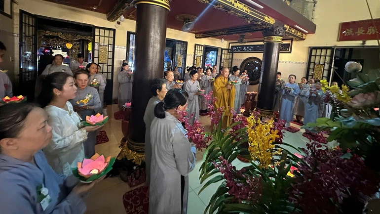 Phật tử đạo tràng thắp nến tri ân công ơn hai đấng sinh thành