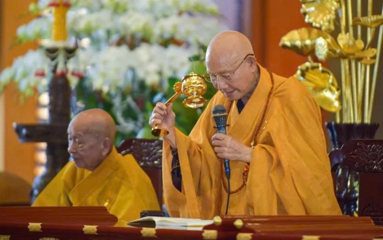 Trưởng lão Hòa thượng Thích Minh Thông truyền giới Bồ-tát tại Đại giới đàn Bửu Huệ Phật lịch 2567
