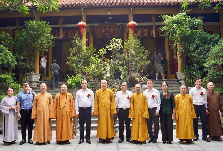 Phái đoàn chụp ảnh lưu niệm trước Trụ sở Trung ương GHPGVN - chùa Quán Sứ