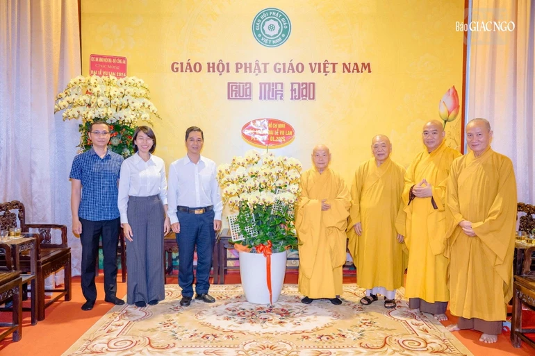 Phòng An ninh nội địa - Công an TP.HCM chụp ảnh lưu niệm với chư vị giáo phẩm lãnh đạo GHPGVN - Ảnh: Đăng Huy