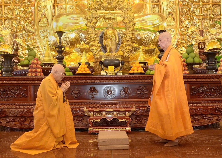 Đại lão Hòa thượng Pháp chủ GHPGVN và Trưởng lão Hòa thượng Thích Minh Thông cử hành tác pháp đối thú Tự tứ theo nghi thức Thượng tọa - Ảnh: Bảo Toàn/BGN