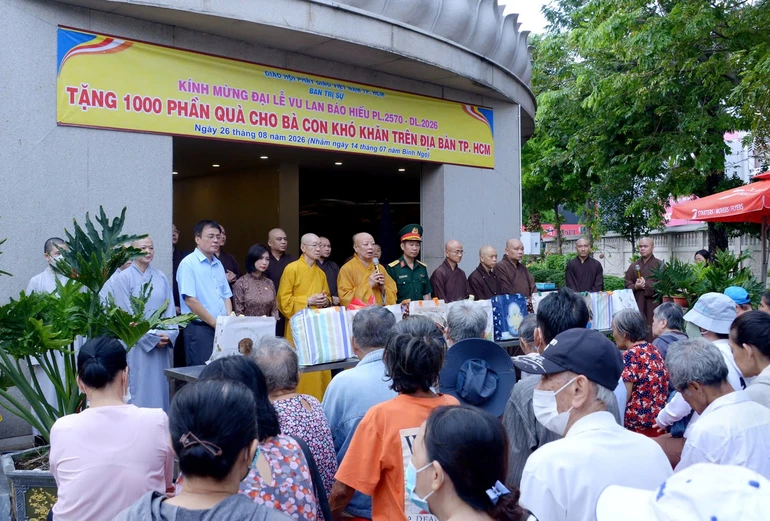 Hòa thượng Thích Lệ Trang chia sẻ về ý nghĩa Lễ Vu lan - Báo hiếu đến bà con đến nhận quà tại Việt Nam Quốc Tự - Ảnh: Bảo Toàn/BGN