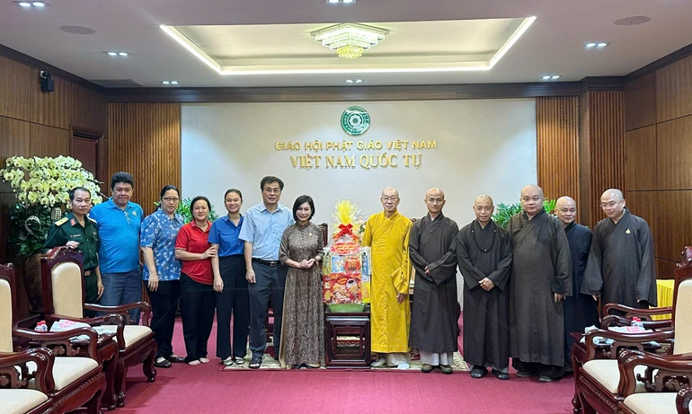 Đoàn Ủy ban MTTQVN phường Hòa Hưng cùng chư tôn đức Ban Trị sự, tại Việt Nam Quốc Tự