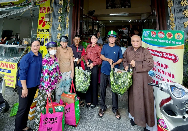 Chùa Bảo Tâm, phường Hòa Bình trao 150 phần quà Vu lan đến bà con địa phương