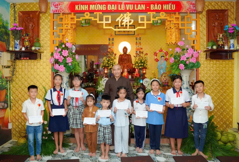 Đại đức Thích Thiện Nghĩa trao 15 học bổng cho các em Phật tử địa phương