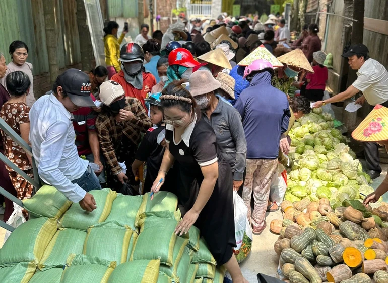 Bà con ấp Bình Tả 1 đi chợ mua hàng miễn phí cho gia đình