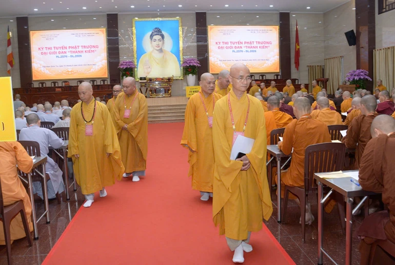 Chư tôn đức Ban Kiến đàn, Ban Giám khảo tại buổi thi viết của giới tử vào chiều 1-9 - Ảnh: Bảo Toàn/BGN