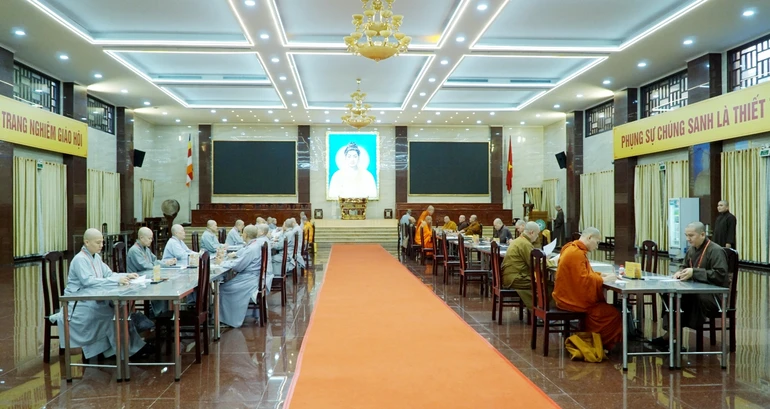 Ban Giám khảo thuộc Đại giới đàn Thanh Kiểm chấm bài thi viết của giới tử