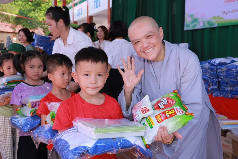Ni sư Thích nữ Hương Nhũ trao quà cho học sinh vùng cao tỉnh Điện Biên
