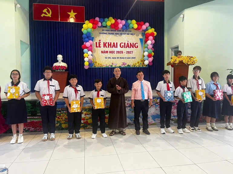 Câu lạc bộ Hạnh Nguyện phối hợp xã Củ Chi trao tặng cho học sinh tại địa phương