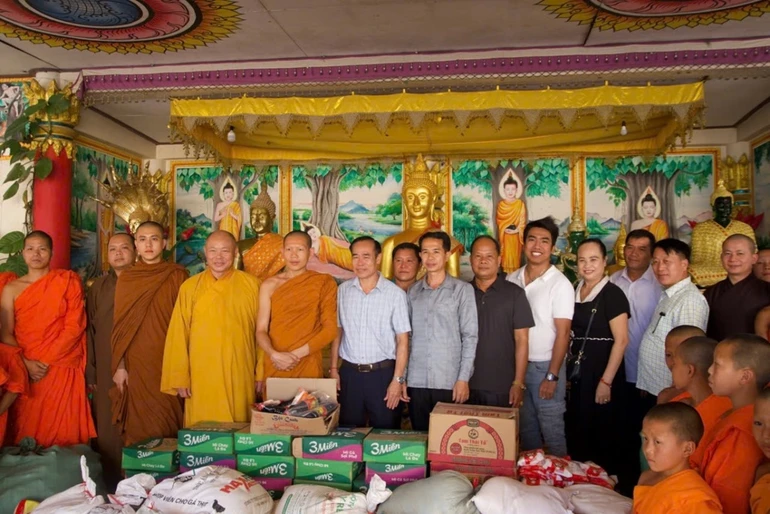 Đoàn thăm, tặng quà tại chùa Ông Từ Si Bun Hương