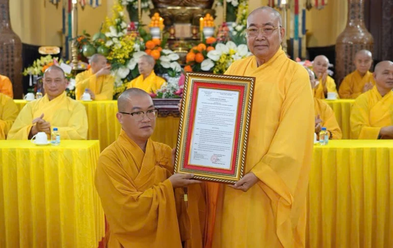 Hòa thượng Thích Minh Nhật trao quyết định bổ nhiệm trụ trì chùa Linh Sơn đến Đại đức Thích Nguyên Thể