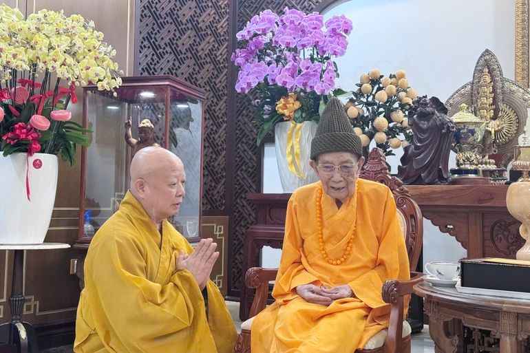 Hòa thượng Thích Lệ Trang thay mặt Ban Kiến đàn đảnh lễ Trưởng lão Hòa thượng Thích Đức Nghiệp - Ảnh: CTV 