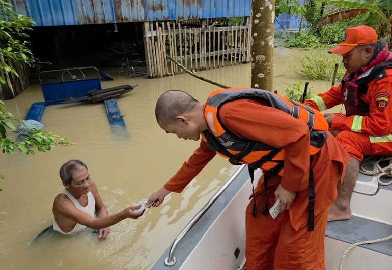 Đại đức Thích Thiện Ngọc cứu trợ người dân Myanmar