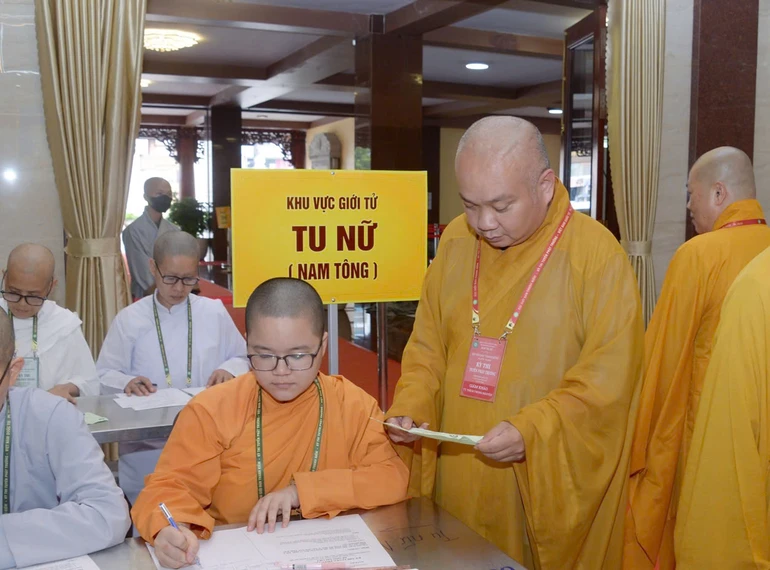 Giới tử tham gia kỳ thi tuyển Phật trường Đại giới đàn Thanh Kiểm, vào ngày 1-9 - Ảnh: Bảo Toàn/BGN