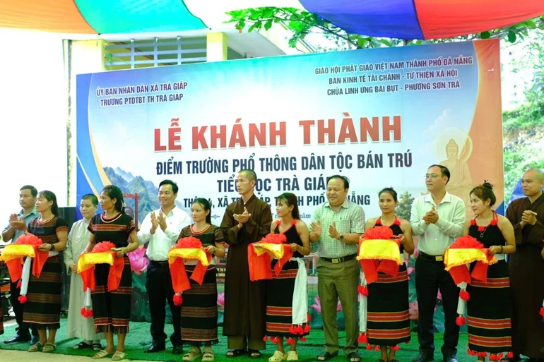 Cắt băng khánh thành Điểm trường Phổ thông Dân tộc Bán trú Tiểu học Trà Giáp