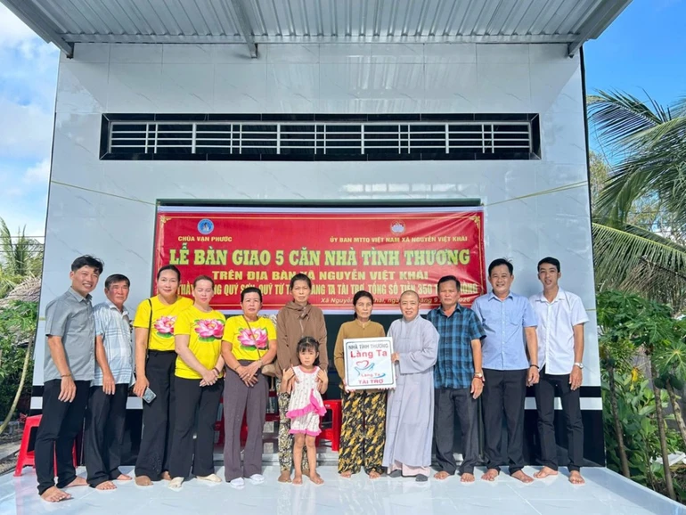 Ni sư Thích nữ Diệu Minh bàn giao nhà đến hộ nghèo