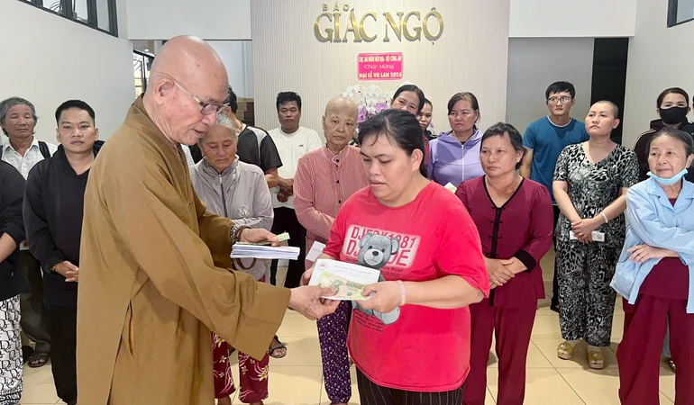 Hòa thượng Thích Tâm Viên trao ủng hộ của bạn đọc đến bệnh nhân nghèo, tại tòa soạn Báo Giác Ngộ