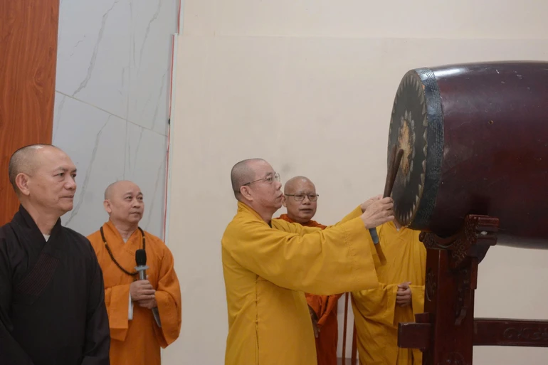 Thượng tọa Thích Giác Nghi cử ba hồi trống khai trường, Tăng Ni sinh bước vào năm học mới