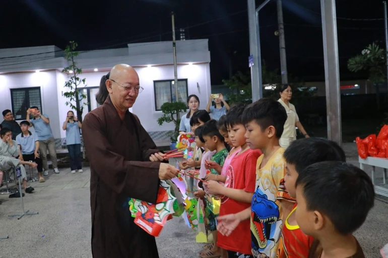 Thượng tọa Thích Quảng Tâm trao quà trung thu cho học sinh tại chương trình