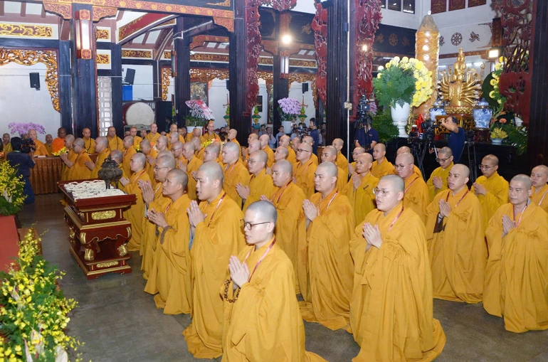 Các vị tân Tỳ-kheo tấn đàn thọ nhận giới Bồ-tát tại tổ đình Vĩnh Nghiêm - Ảnh: Bảo Toàn/BGN