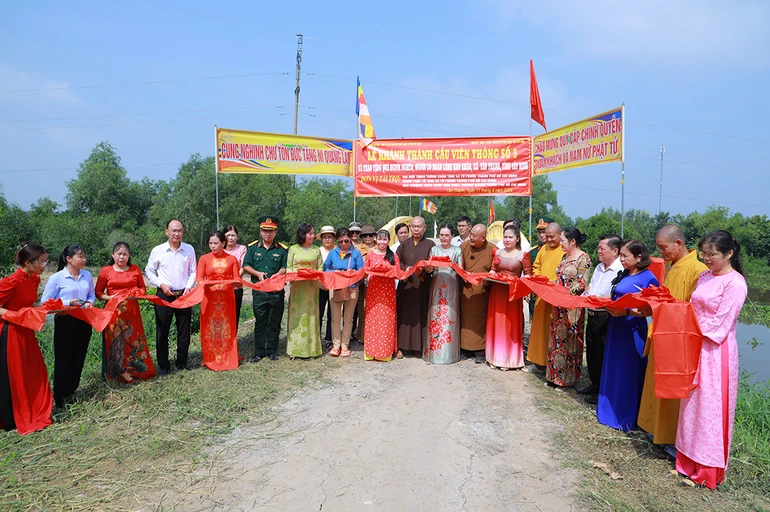 Cắt băng khánh thành cầu bê-tông Viên Thông số 9