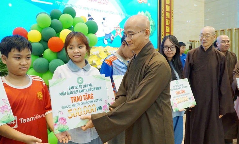 Thượng tọa Thích Thiện Quý trao quà cho các em học sinh khó khăn - Ảnh: H.D
