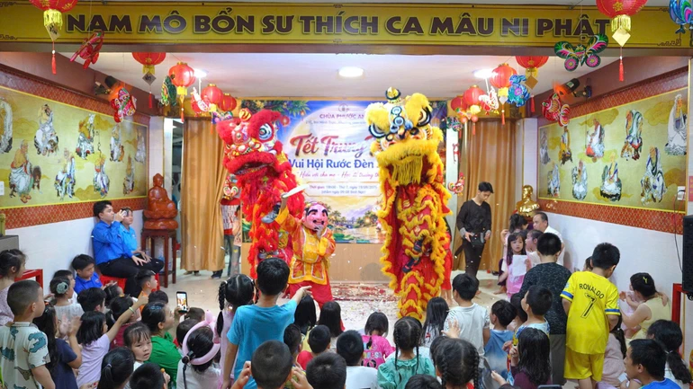 Chùa Phước Anh, phường Bình Đông tổ chức Tết Trung thu cho trẻ em trên địa bàn